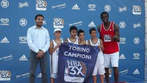 Lorenzo assieme ai compagni, trionfatori al 3X NBA di Torino (ediz. 2013) con A.C. Green